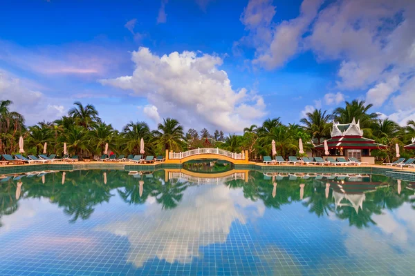 Vacaciones tropicales en la piscina —  Fotos de Stock