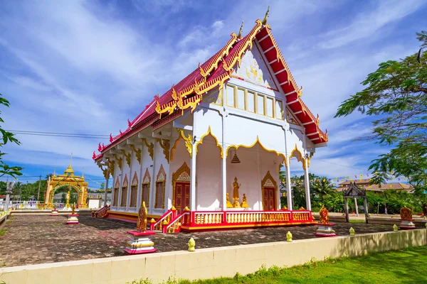 Temple bouddhiste dans la ville de Bang Muang — Photo