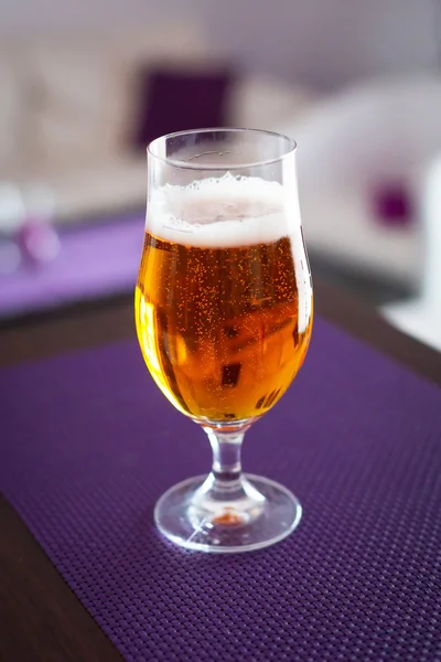 Verre de bière sur la table — Photo