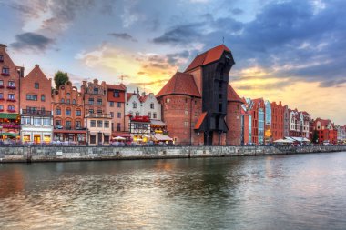 motlawa River yansıması ile gün batımında Gdansk
