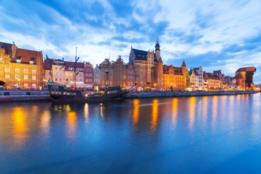 Eski kasaba gdansk motlawa nehir yansıma ile gece