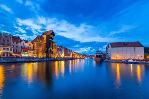 Danzica di notte con riflessione nel fiume Motlawa — Foto Stock