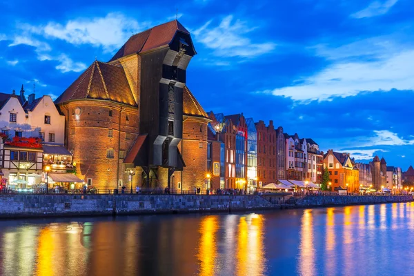 中世纪港口起重机在夜间瓦河 — 图库照片