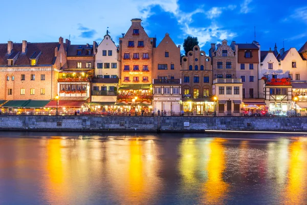 Kota tua Gdansk di malam hari dengan refleksi di sungai Motlawa — Stok Foto