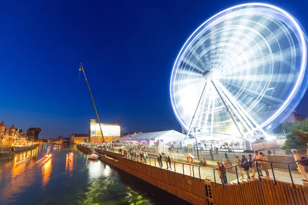 Ferris wheel in het centrum van gdansk — Stockfoto