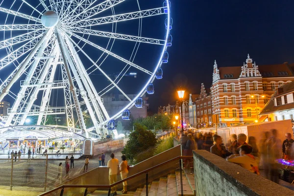 Roda gigante no centro da cidade de Gdansk — Fotografia de Stock