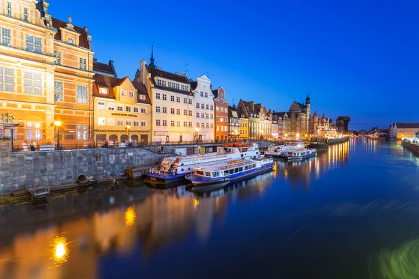 Oude stad van gdansk at night met reflectie in motlawa rivier — Stockfoto