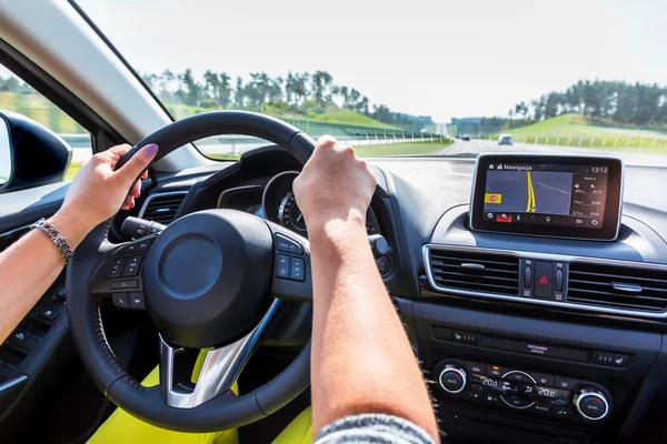 Condução de um carro com navegação — Fotografia de Stock