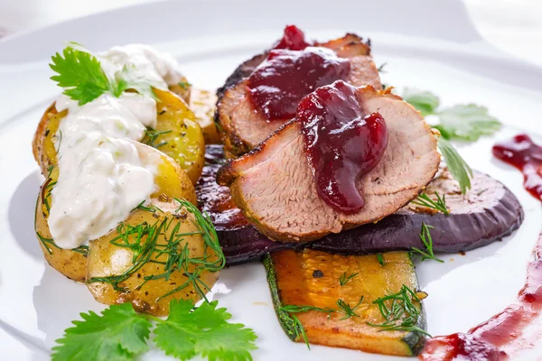 Roasted duck breast with cranberry sauce — Stock Photo, Image