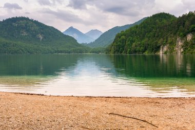 Mała dziewczynka, która jest odgryza kawałek z zielonym jabłkiem