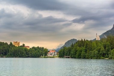 Mała dziewczynka, która jest odgryza kawałek z zielonym jabłkiem