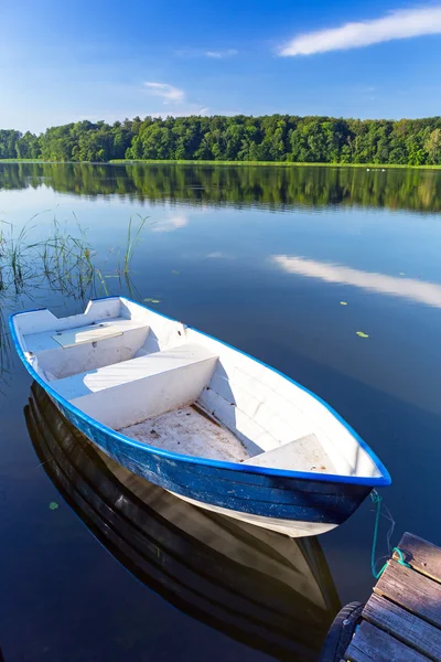 Vissersboten op het meer Mazurië — Stockfoto