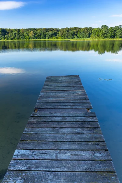 Steiger op het meer Mazurië — Stockfoto