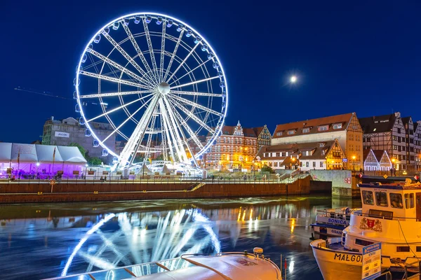 Ferris wheel in het stadscentrum van gdansk bij nacht — Stockfoto