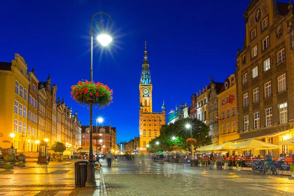Architektura dlouhou uličkou v Gdaňsku v noci — Stock fotografie