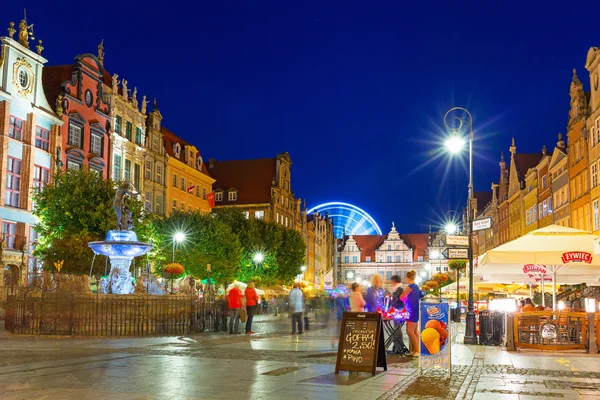 Architektura dlouhou uličkou v Gdaňsku v noci — Stock fotografie