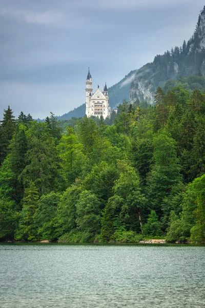 Slottet Neuschwanstein i de bayerska Alperna — Stockfoto