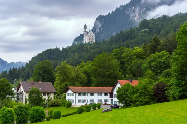 Castillo de Neuschwanstein en los Alpes bávaros — Foto de Stock