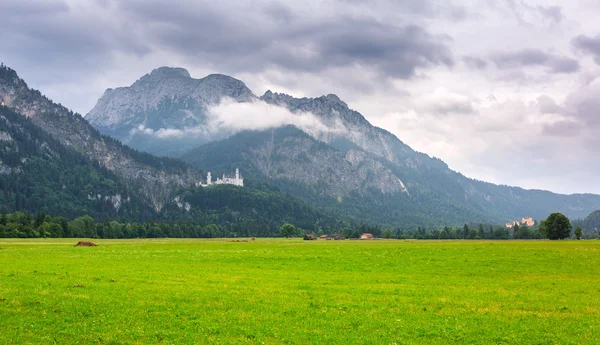 Zamek Neuschwanstein w Alpach Bawarskich — Zdjęcie stockowe