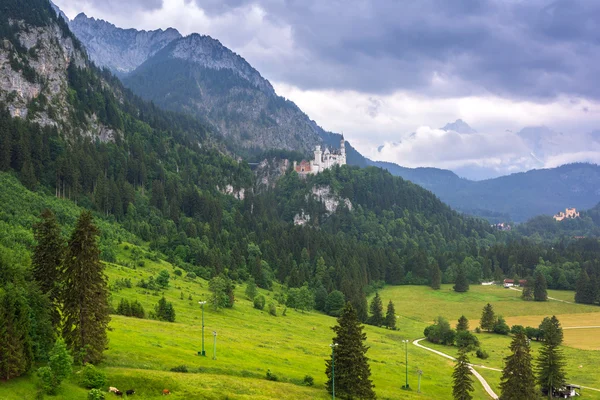 Castillo de Neuschwanstein en los Alpes bávaros — Foto de Stock