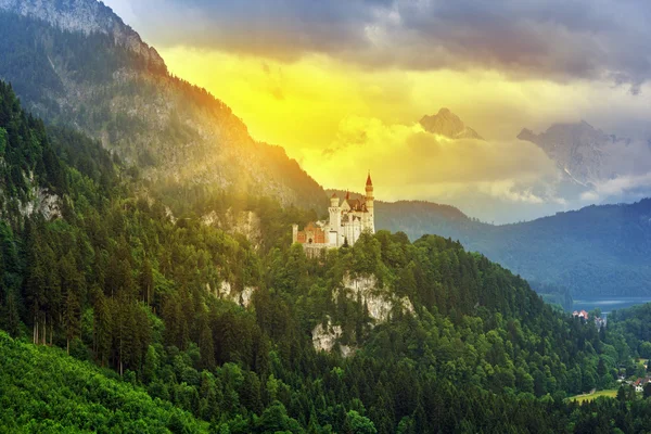 Slottet Neuschwanstein i bayerska Alperna vid solnedgången — Stockfoto