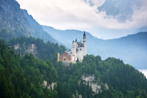 Zamek Neuschwanstein w Alpach Bawarskich — Zdjęcie stockowe