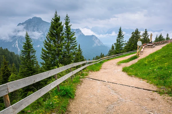 Szlak górski w Alpach Bawarskich — Zdjęcie stockowe