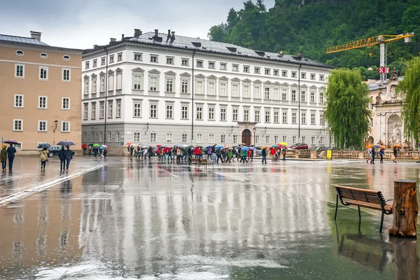 Pessoas nas ruas de Salzburgo, Áustria — Fotografia de Stock