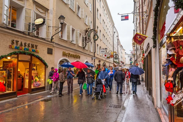 Lidé na ulicích salzburg, Rakousko — Stock fotografie