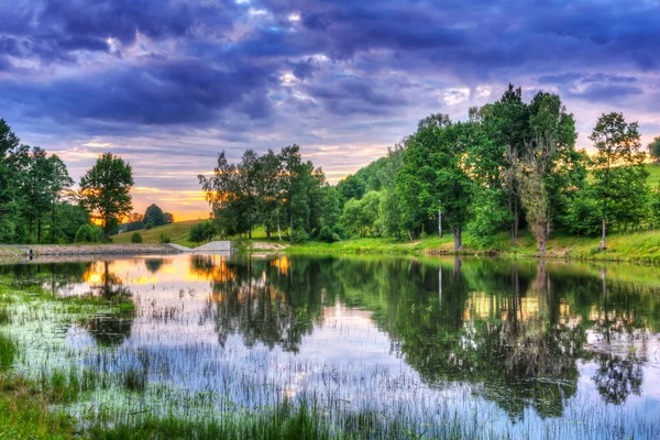 Idylického jezera při západu slunce — Stock fotografie