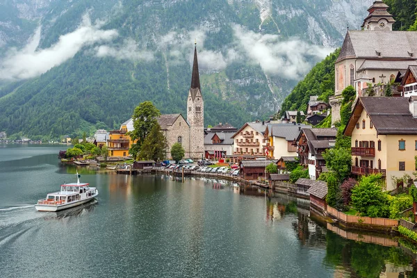 Hallstatt vesnice v Alpách v Rakousku — Stock fotografie