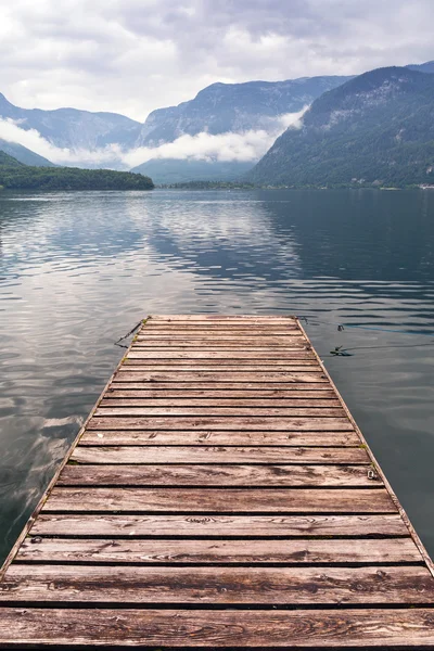 Molo na zamlžené jezero v Alpách — Stock fotografie