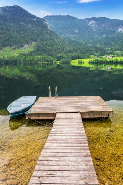 Alp Dağları'nda Grundlsee Gölü