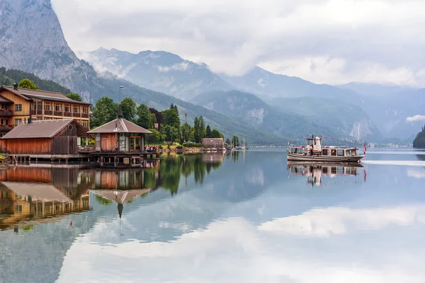 Lago Grundlsee nelle Alpi montagne — Foto Stock