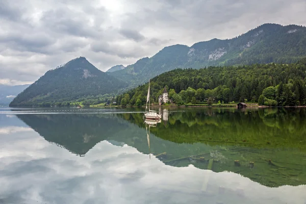 Lago Grundlsee nas montanhas dos Alpes — Fotografia de Stock