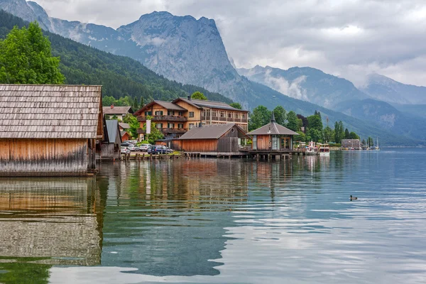 Sjön Grundlsee i Alperna berg — Stockfoto