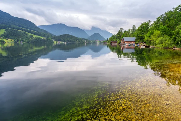 Sjön Grundlsee i Alperna berg — Stockfoto