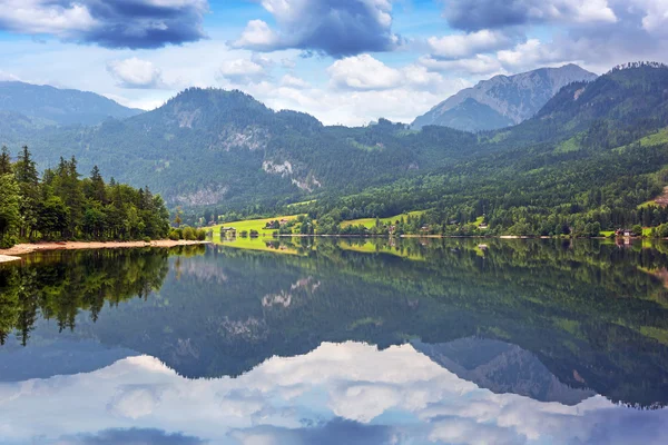 Lago Grundlsee nas montanhas dos Alpes — Fotografia de Stock