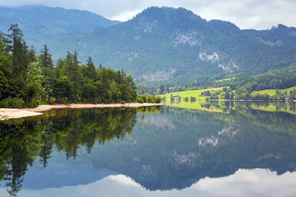 Lago Grundlsee en las montañas de los Alpes — Foto de Stock