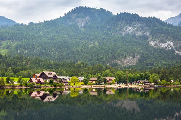 Озеро Грундльзе в горах Альп — стоковое фото
