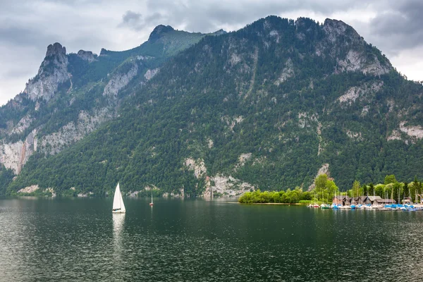 Idyllisch meer in de bergen van de Alpen — Stockfoto