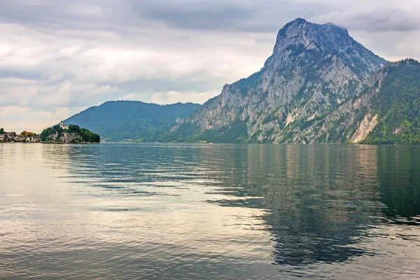 Lago idílico en las montañas Alpes — Foto de Stock