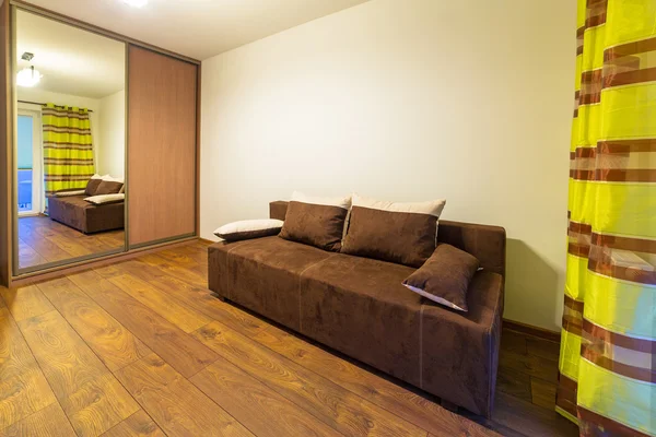 Dormitorio con suelo de madera —  Fotos de Stock