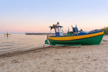 Gün batımında balıkçı teknesi ile Baltık beach