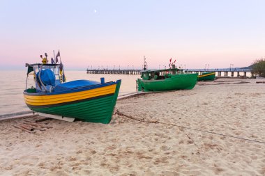Gün batımında balıkçı teknesi ile Baltık beach