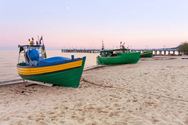 Ostseestrand mit Fischerboot bei Sonnenuntergang — Stockfoto