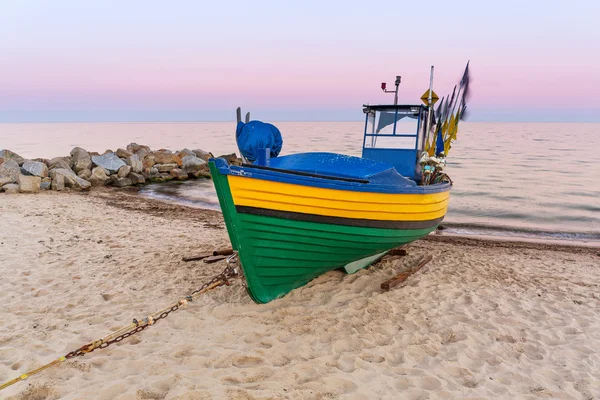 Ostseestrand mit Fischerboot bei Sonnenuntergang — Stockfoto