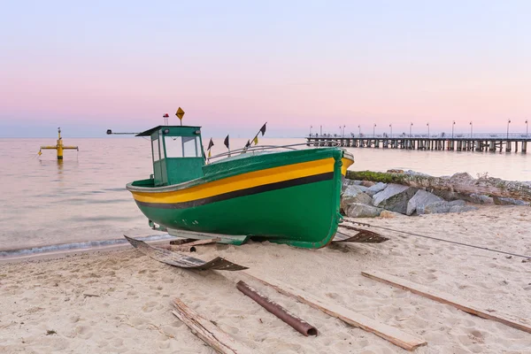 Baltische strand met vissersboot bij zonsondergang — Stockfoto