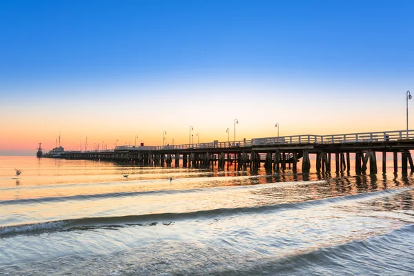 Salida del sol en el mar Báltico en Sopot, Polonia — Foto de Stock