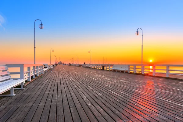 Salida del sol en el mar Báltico en Sopot, Polonia — Foto de Stock